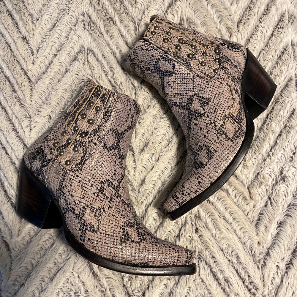 Ariat studded snake print western Chelsea ankle boots 7.5